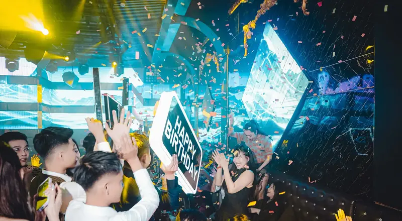 Đêm tiệc sinh nhật tại 9E Club Phú Quốc — pháo giấy rơi, bảng Happy Birthday và màn LED sáng rực