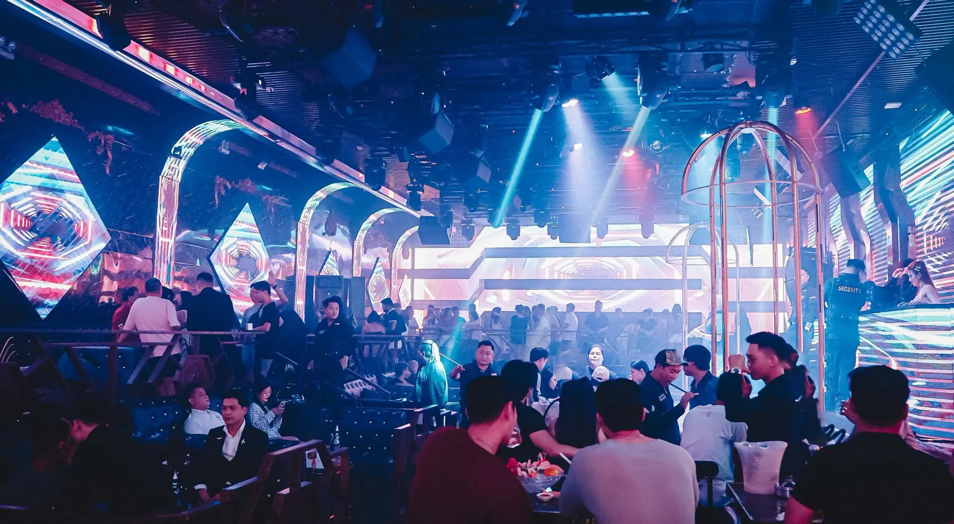 Sảnh tường LED và sân khấu màn hình lớn của 9E Club trên đường Hùng Vương, Phú Quốc