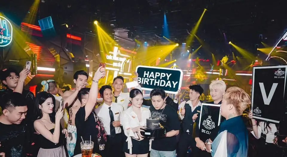 Nhân viên 9E Club Phú Quốc mang bánh chúc mừng sinh nhật ra giữa sảnh