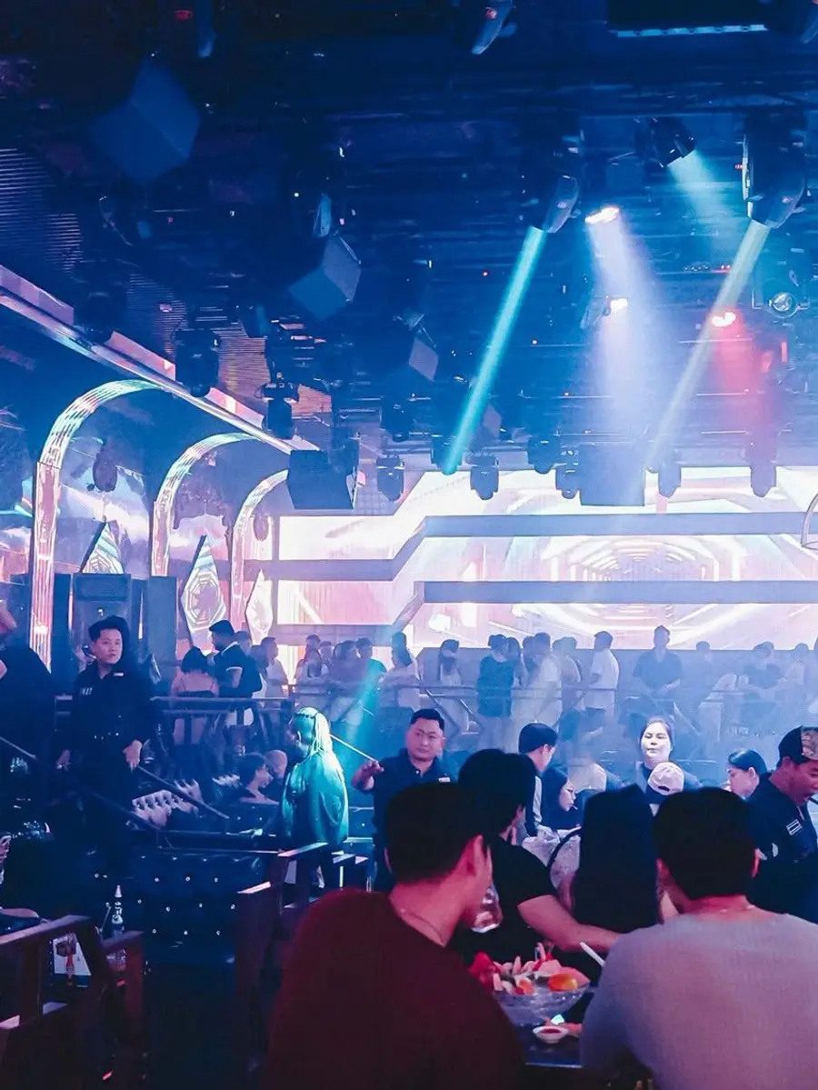 Bìa menu 9E Club — sảnh tường LED tại Phú Quốc